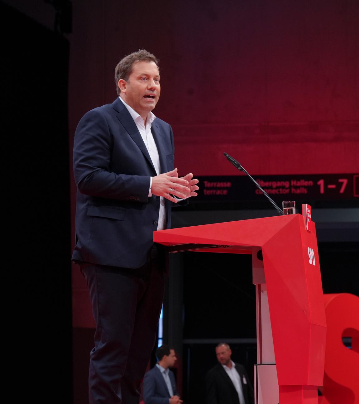 Lars Klingbeil, Finanzminister und Bundesvorsitzender auf der Buehne bei seiner Rede beim SPD Bundesparteitag im Berliner CityCube