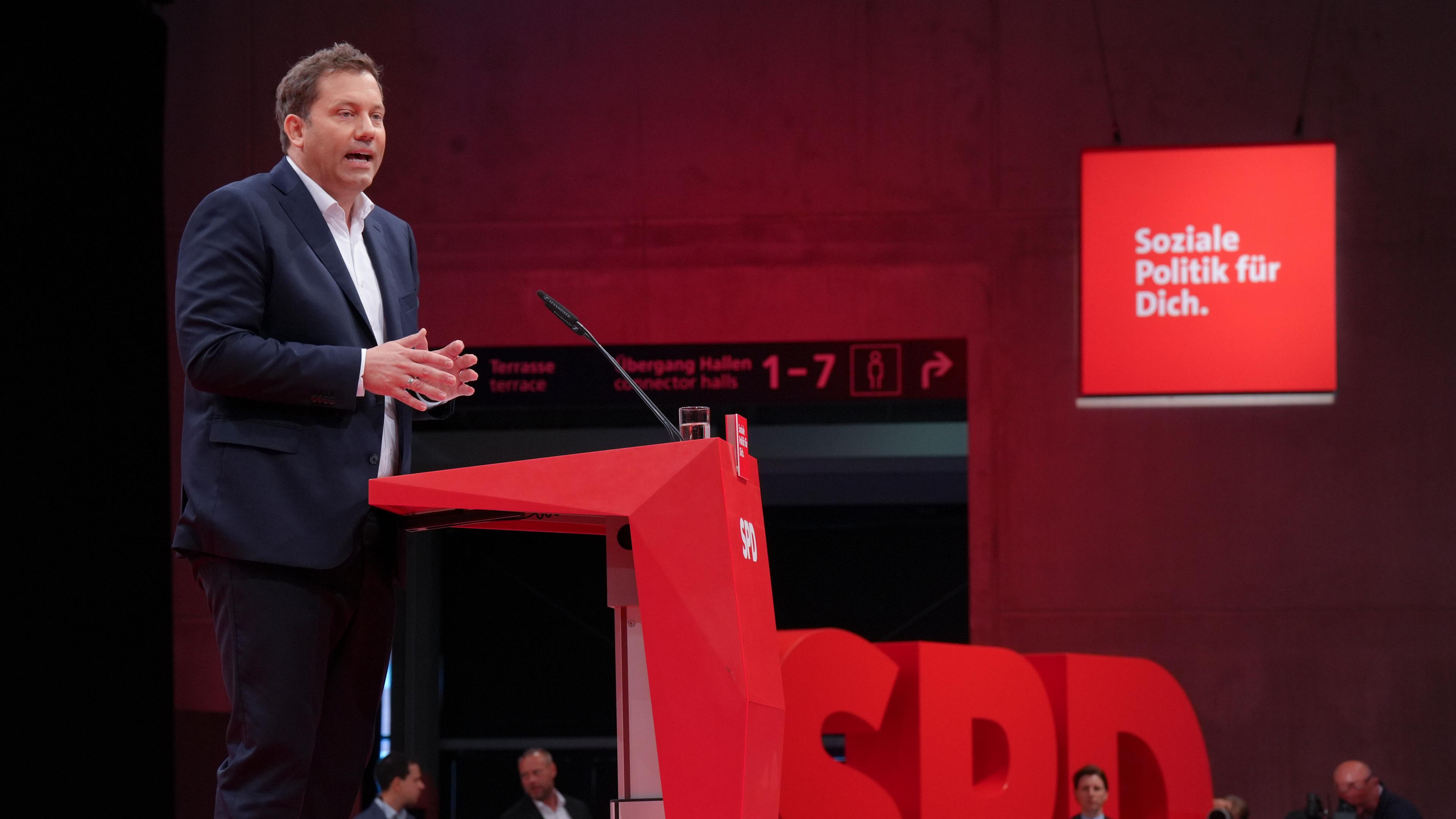 Lars Klingbeil, Finanzminister und Bundesvorsitzender auf der Buehne bei seiner Rede beim SPD Bundesparteitag im Berliner CityCube