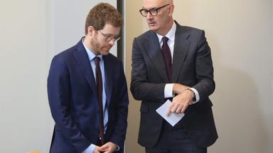Der französische Wirtschaftsminister Lescure (links) und der Staatssekretär für öffentliche Finanzen Amiel stellen den Entwurf des Staatshaushalts vor.