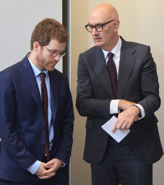 Der französische Wirtschaftsminister Lescure (links) und der Staatssekretär für öffentliche Finanzen Amiel stellen den Entwurf des Staatshaushalts vor.