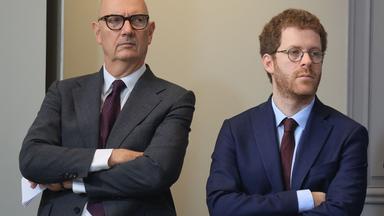 Der französische Wirtschaftsminister Lescure (links) und der Staatssekretär für öffentliche Finanzen Amiel stellen den Entwurf des Staatshaushalts vor.