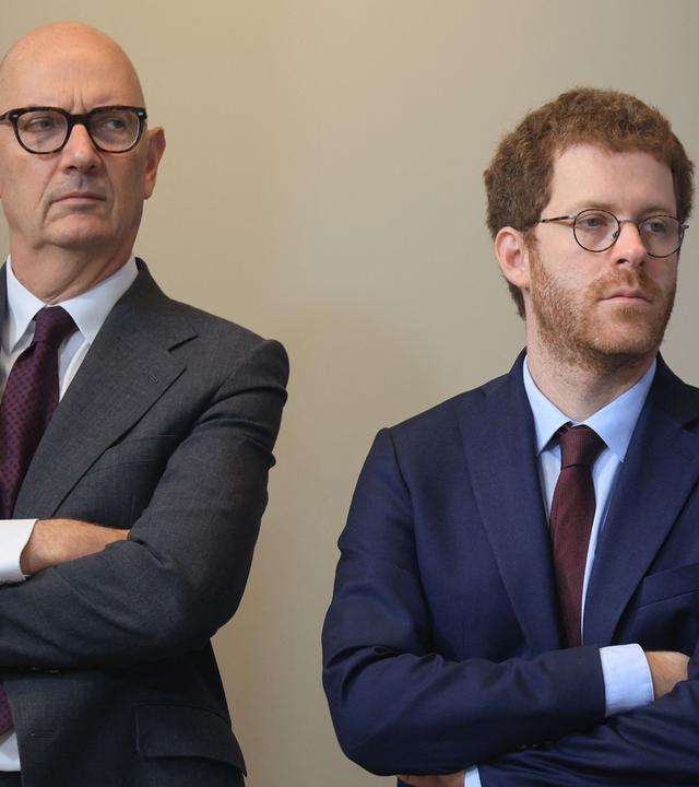 Der französische Wirtschaftsminister Lescure (links) und der Staatssekretär für öffentliche Finanzen Amiel stellen den Entwurf des Staatshaushalts vor.