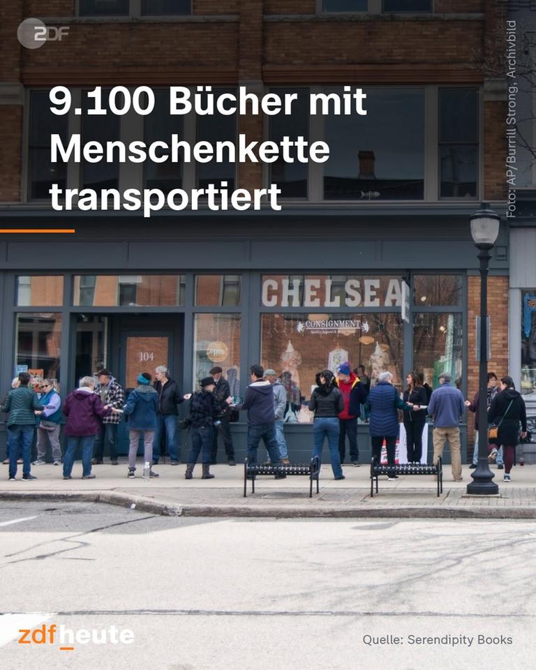 9.100 Bücher mit Menschenkette transportiert.
