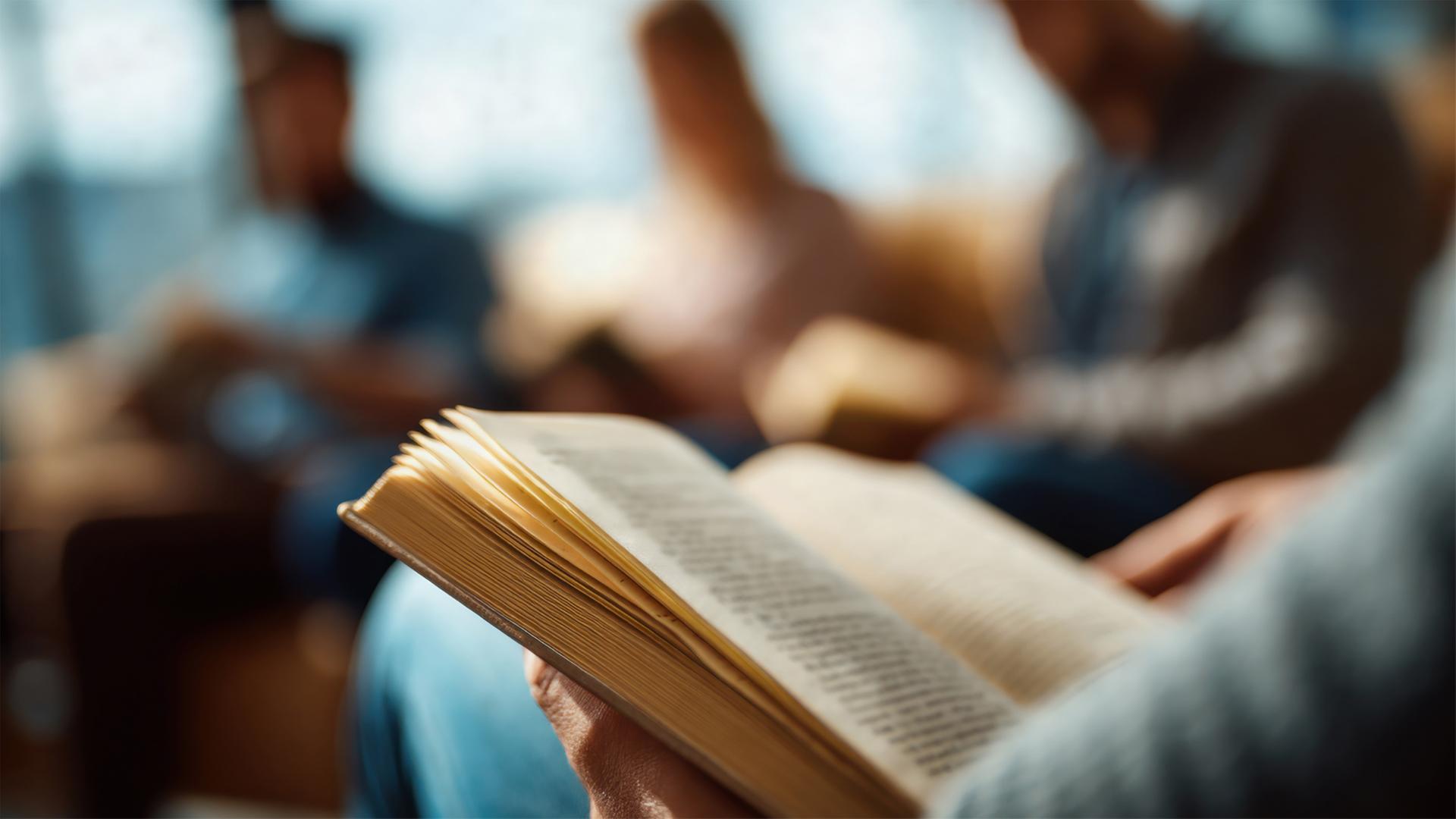 Menschen lesen Bücher