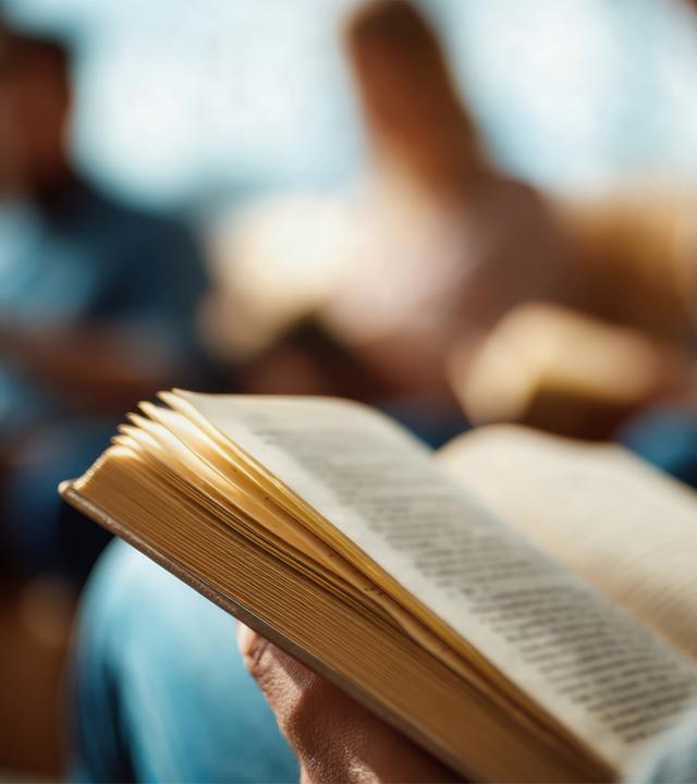 Menschen lesen Bücher