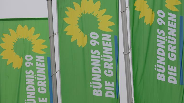 Fahnen mit dem Logo der Grünen