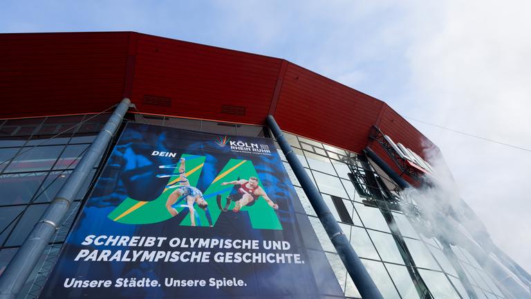 Nordrhein-Westfalen: Köln: Ein Plakat wirbt für die Bewerbung der Rhein-Ruhr-Region bei Olympia.