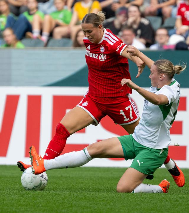 Klara Bühl (FC Bayern München, Nr. 17) im Zweikampf mit Sam Drissen (Borussia Mönchengladbach, Nr. 15) im DFB-Pokal der Frauen.