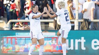 Bayerns Offensivspieler Klara Bühl jubelt nach ihrem Treffer zum 1:0 in der Frauen Bundesliga Partie gegen Eintracht Frankfurt zusammen mit ihrer Teamkollegin Pernille Harder