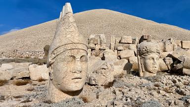 Areal Nemrut Dagi in der Türkei mit Resten von Statuen