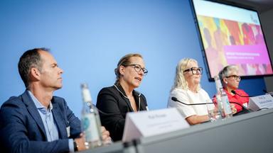 Katharina Reuter (2.v.l.) vom Bundesverband für nachhaltige Wirtschaft sprichtbei der Gründungsveranstaltung Wirtschaft für ein weltoffenes Deutschland. 