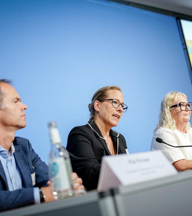 Katharina Reuter (2.v.l.) vom Bundesverband für nachhaltige Wirtschaft sprichtbei der Gründungsveranstaltung Wirtschaft für ein weltoffenes Deutschland. 