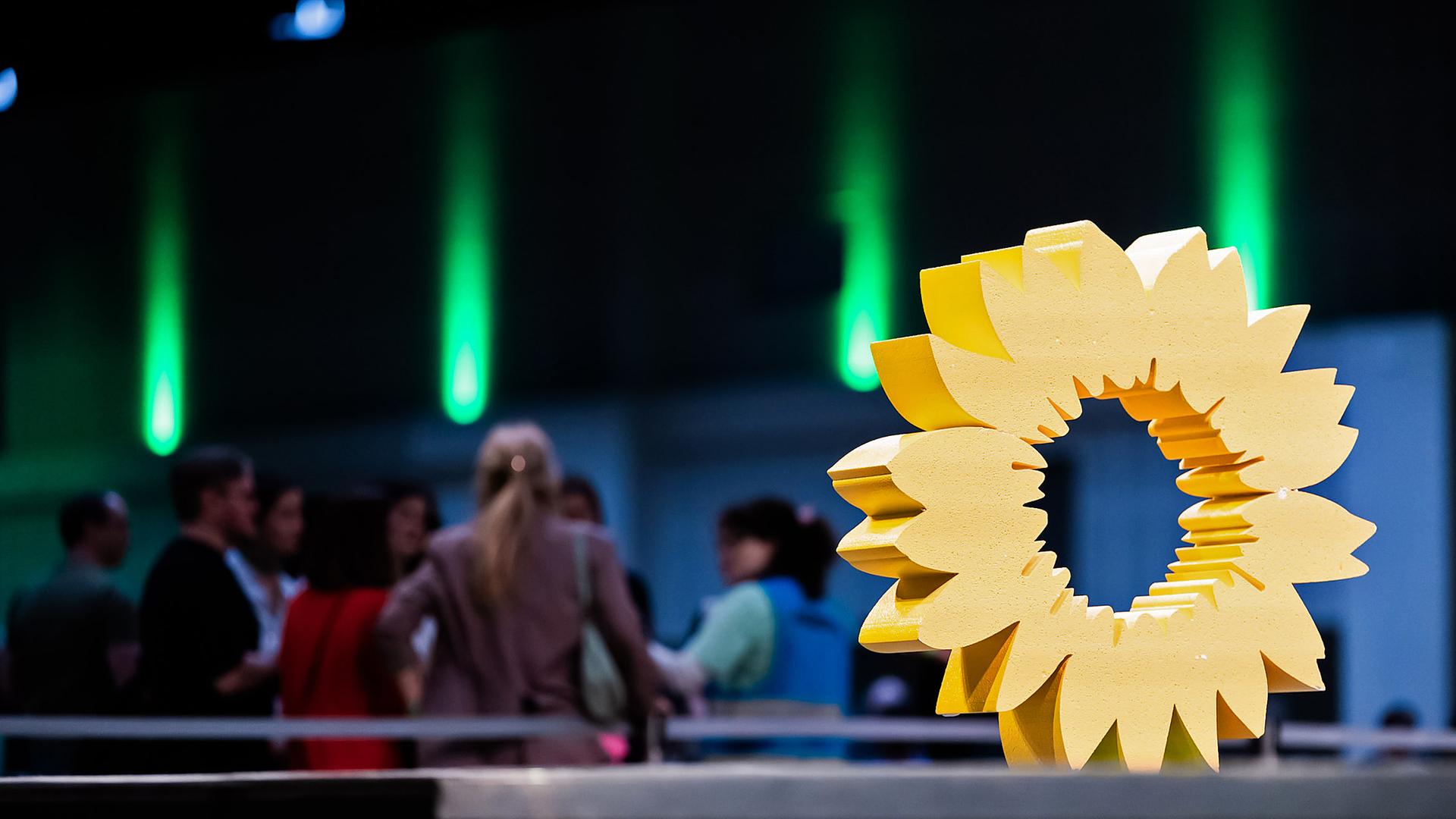 Eine künstliche Sonnenblume steht auf dem Landesparteitag Berliner Grünen (Archivbild)