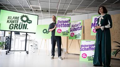 Claudia Müller, Grünen-Spitzenkandidatin für die Landtagswahl, und Ole Krüger, Landesvorsitzender von Bündnis 90/Die Grünen in Mecklenburg-Vorpommern, präsentieren die Kampagne ihrer Partei zur Landtagswahl. 