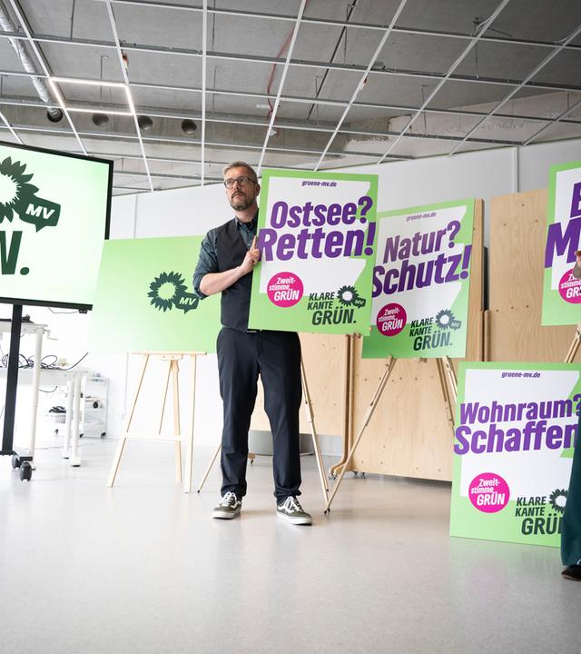 Claudia Müller, Grünen-Spitzenkandidatin für die Landtagswahl, und Ole Krüger, Landesvorsitzender von Bündnis 90/Die Grünen in Mecklenburg-Vorpommern, präsentieren die Kampagne ihrer Partei zur Landtagswahl. 