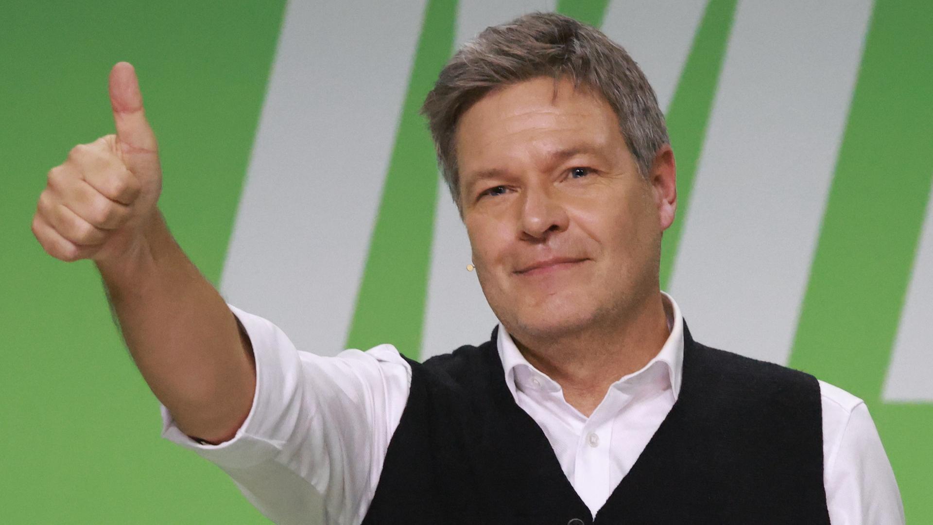Schleswig-Holstein, Lübeck: Robert Habeck (Bündnis 90/Die Grünen), Kanzlerkandidat und Bundesminister für Wirtschaft und Klimaschutz, spricht während des Wahlkampfauftakts von Bündnis 90/Die Grünen.