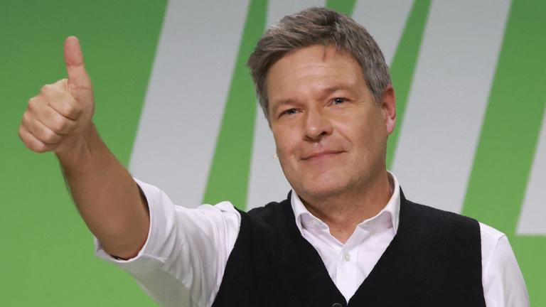 Schleswig-Holstein, Lübeck: Robert Habeck (Bündnis 90/Die Grünen), Kanzlerkandidat und Bundesminister für Wirtschaft und Klimaschutz, spricht während des Wahlkampfauftakts von Bündnis 90/Die Grünen.