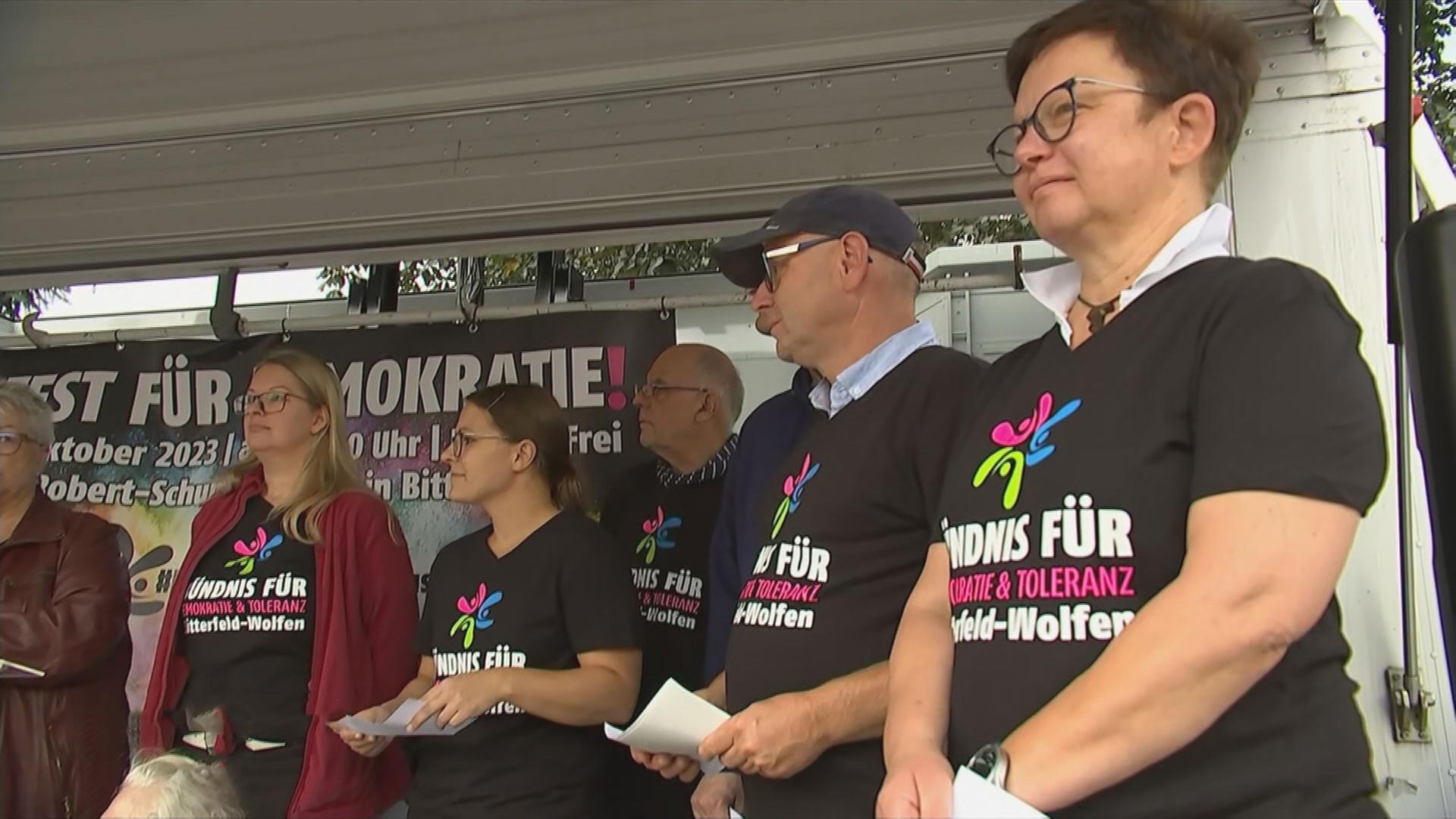 Aktivisten des "Bündnis für mehr Demokratie und Toleranz" auf einer Bühne in Bitterfeld-Wolfen