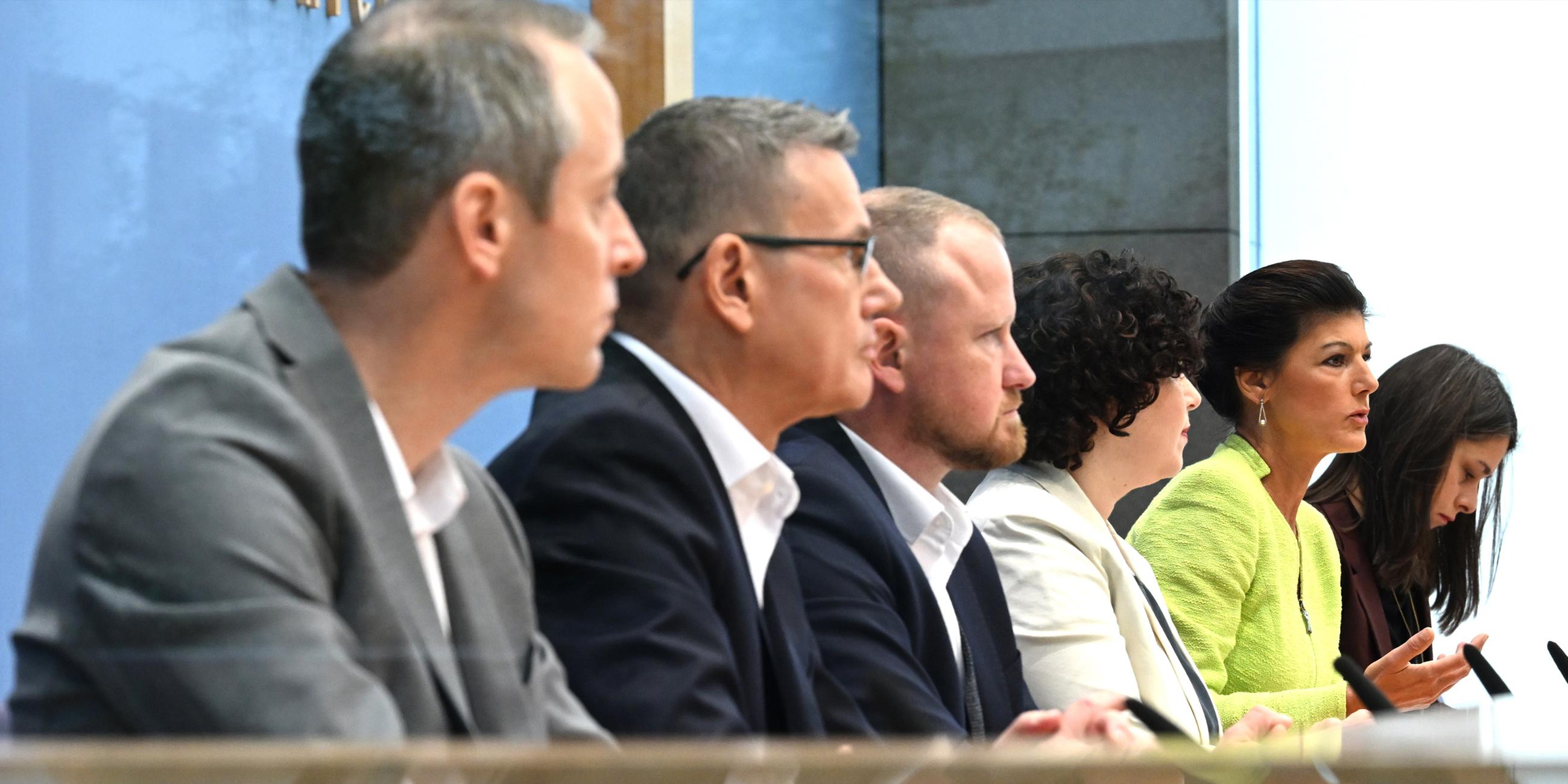 Archiv: Die Politikerin Sahra Wagenknecht (2.v.r) spricht während der Pressekonferenz zur Gründung des Vereins "Bündnis Sahra Wagenknecht - Für Vernunft und Gerechtigkeit" (BSW). 