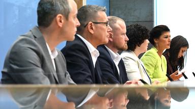 Archiv: Die Politikerin Sahra Wagenknecht (2.v.r) spricht während der Pressekonferenz zur Gründung des Vereins "Bündnis Sahra Wagenknecht - Für Vernunft und Gerechtigkeit" (BSW). 