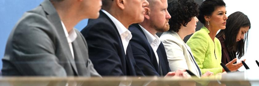 Archiv: Die Politikerin Sahra Wagenknecht (2.v.r) spricht während der Pressekonferenz zur Gründung des Vereins "Bündnis Sahra Wagenknecht - Für Vernunft und Gerechtigkeit" (BSW). 