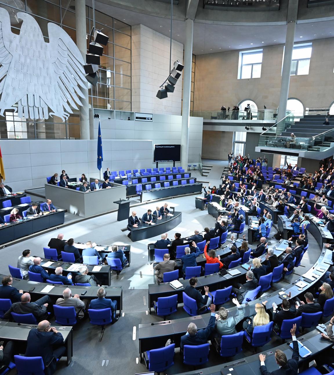 Abgeordnete heben während der Abstimmung in der 62. Sitzung des Deutschen Bundestages zum Thema Umgestaltung des Bürgergelds