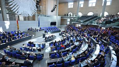 Abgeordnete heben während der Abstimmung in der 62. Sitzung des Deutschen Bundestages zum Thema Umgestaltung des Bürgergelds