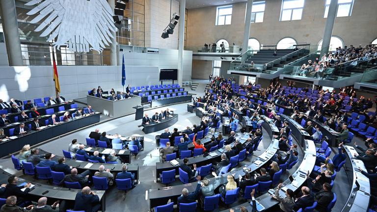 Abgeordnete heben während der Abstimmung in der 62. Sitzung des Deutschen Bundestages zum Thema Umgestaltung des Bürgergelds