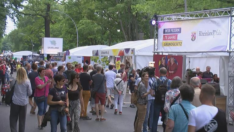 Bürger feiern auf dem Demokratiefest in Berlin