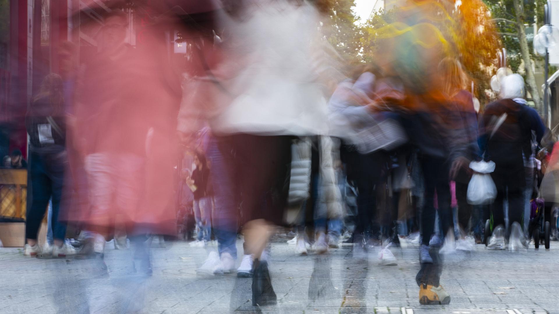 Passanten sind in der Kölner Fußgängerzone Hohe Straße unterwegs 