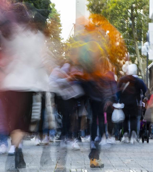 Passanten sind in der Kölner Fußgängerzone Hohe Straße unterwegs 