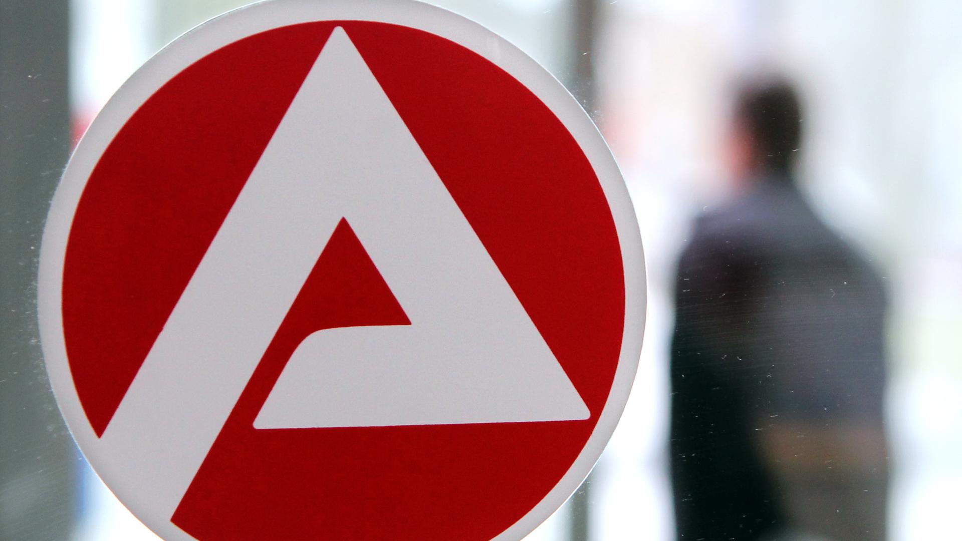 Ein Mann verlässt die Agentur für Arbeit. Das Bürgergeld soll nach dem Willen der Ampel-Koalition die bisherige Grundsicherung Hartz IV ablösen.