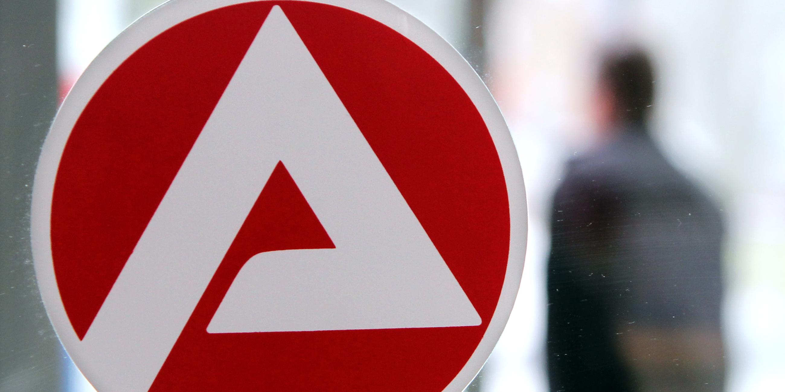 Ein Mann verlässt die Agentur für Arbeit. Das Bürgergeld soll nach dem Willen der Ampel-Koalition die bisherige Grundsicherung Hartz IV ablösen.
