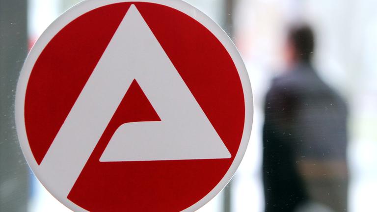 Ein Mann verlässt die Agentur für Arbeit. Das Bürgergeld soll nach dem Willen der Ampel-Koalition die bisherige Grundsicherung Hartz IV ablösen.