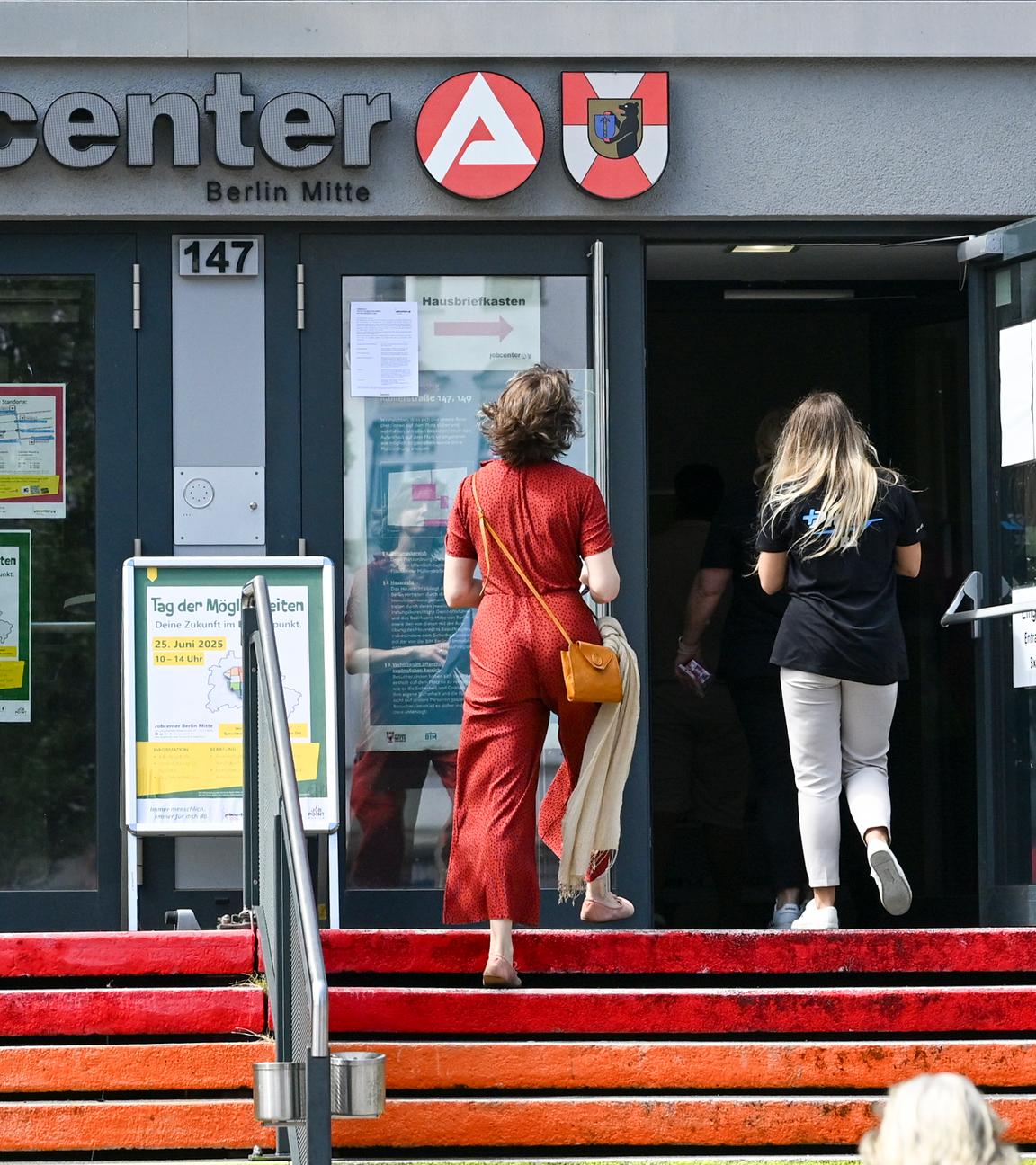 Berlin: Der Eingang zum Jobcenter Berlin-Mitte.