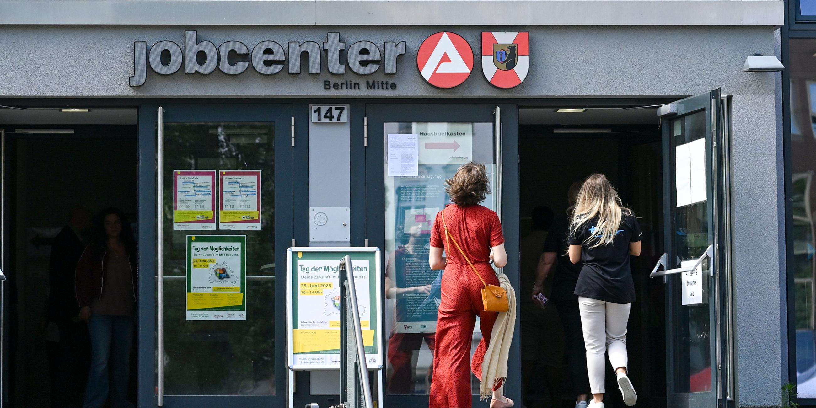 Berlin: Der Eingang zum Jobcenter Berlin-Mitte.