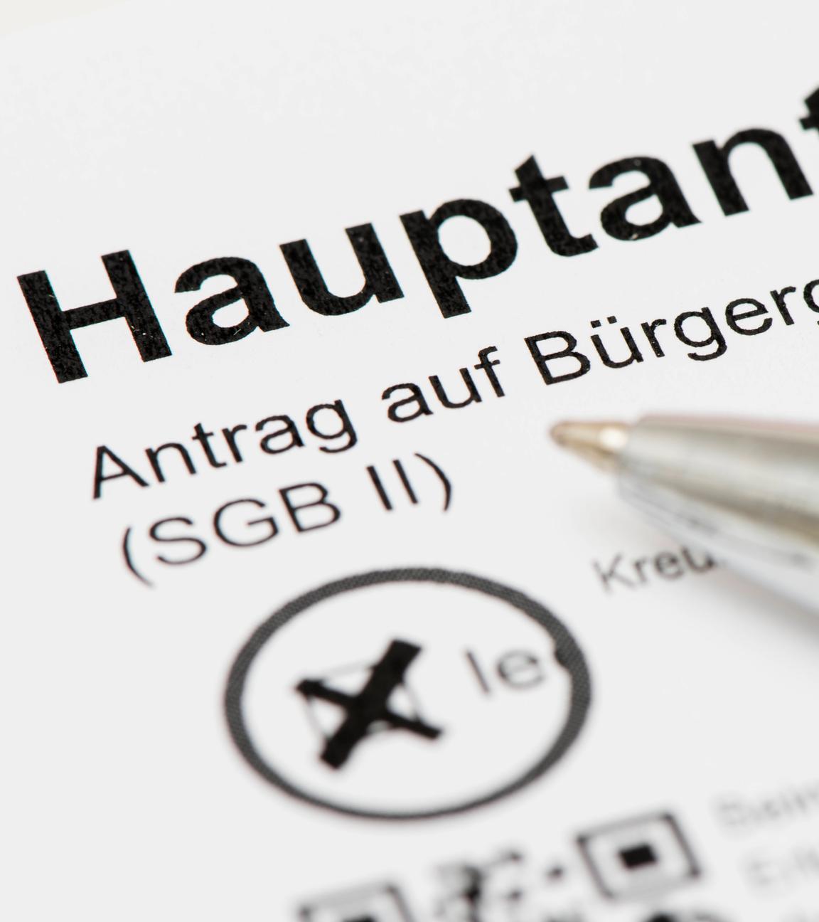 Ein Kugelschreiber liegt auf dem Formular Hauptantrag auf Bürgergeld.
