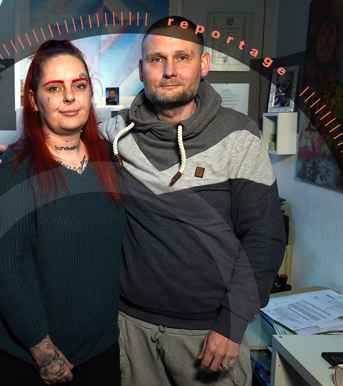 Nadine und Ronny schauen Arm in Arm frontal in die Kamera.