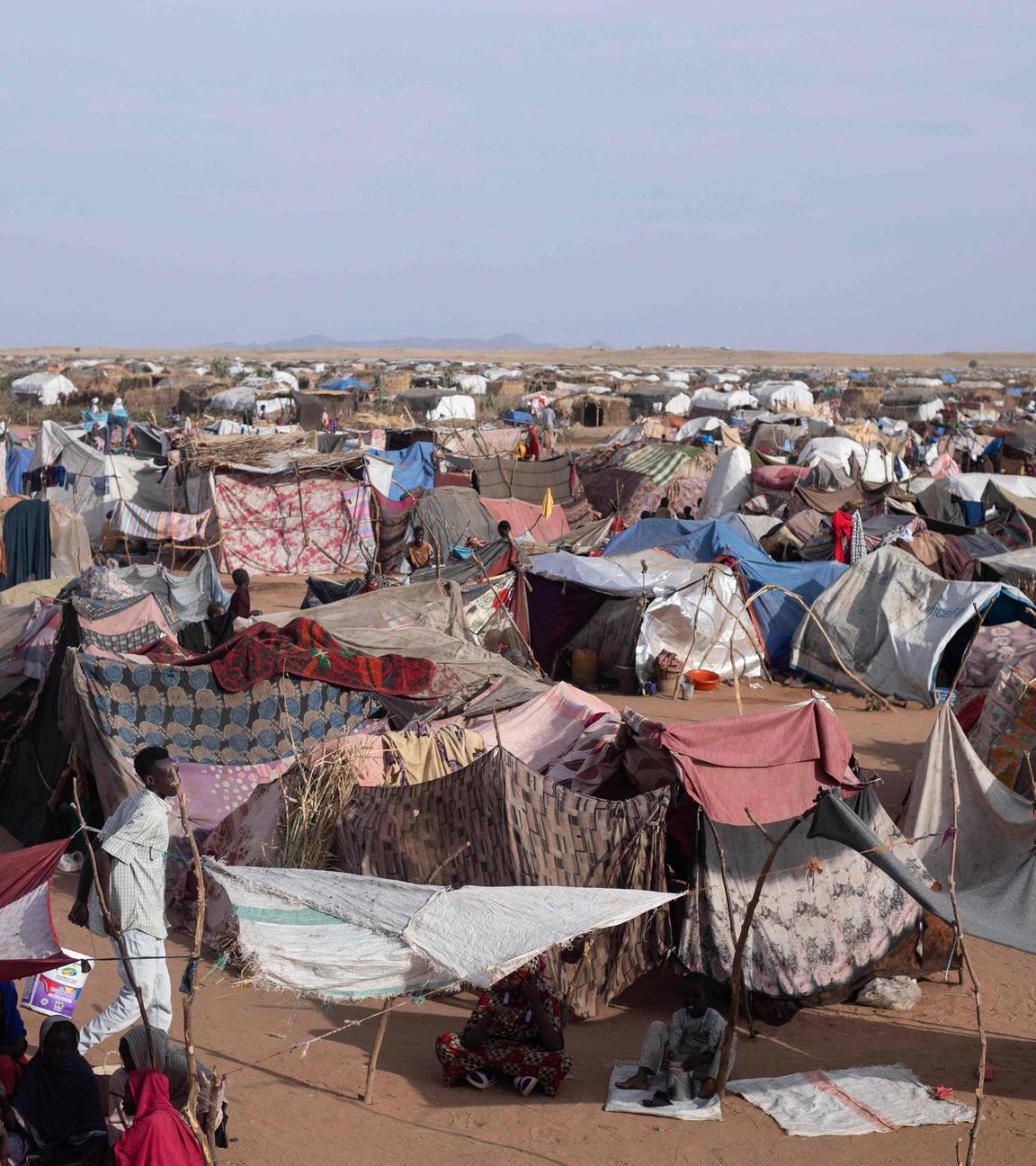 Behelfsunterkünfte, die von sudanesischen Flüchtlingen errichtet wurden, die aus AL-Faschir flohen.