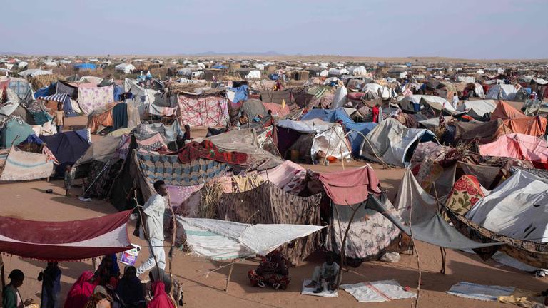 Behelfsunterkünfte, die von sudanesischen Flüchtlingen errichtet wurden, die aus AL-Faschir flohen.