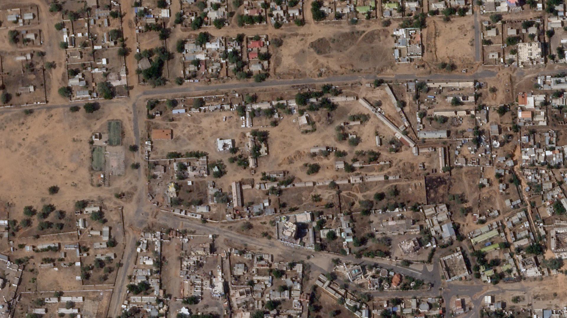 El-Fascher: Auf diesem von Planet Labs PBC via AP zur Verfügung gestellten Satellitenfoto ist das Gebiet um das Hauptquartier der 6. Division des sudanesischen Militärs in el-Fascher, Sudan, am Sonntag, 26. Oktober 2025, zu sehen.