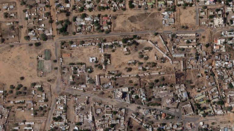 El-Fascher: Auf diesem von Planet Labs PBC via AP zur Verfügung gestellten Satellitenfoto ist das Gebiet um das Hauptquartier der 6. Division des sudanesischen Militärs in el-Fascher, Sudan, am Sonntag, 26. Oktober 2025, zu sehen.
