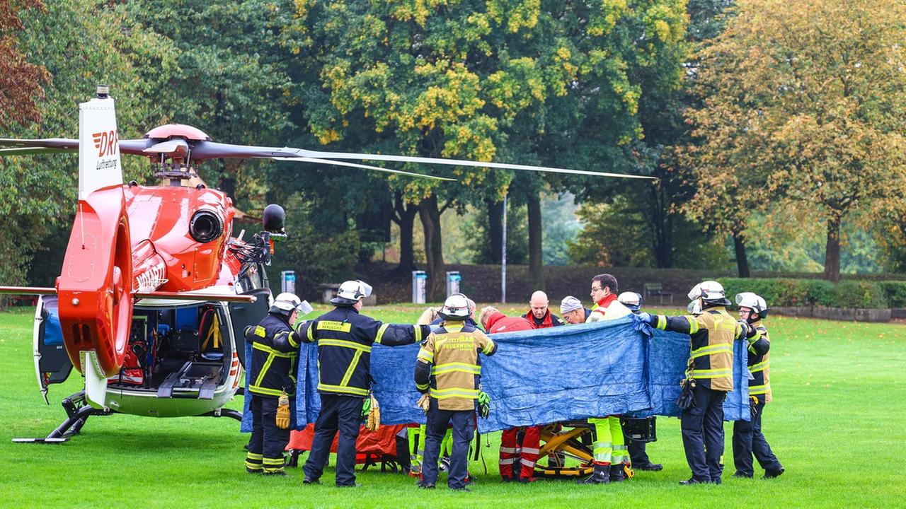 Nordrhein-Westfalen, Herdecke: Einsatzkräfte stehen neben einem Rettungshubschrauber.