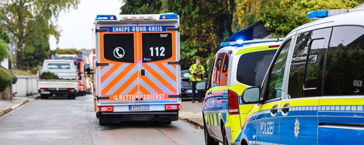 Herdecke: Ein Krankenwagen steht vor Einsatzwagen der Polizei auf einer Straße.