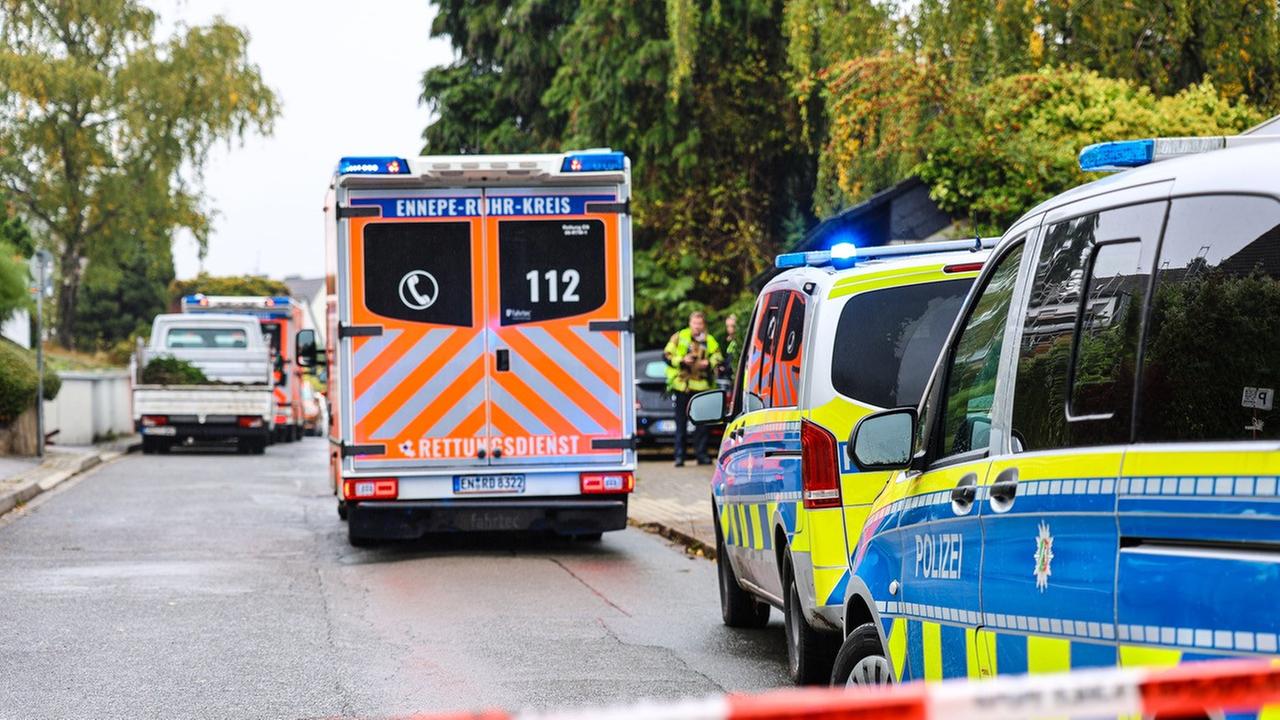 Herdecke: Ein Krankenwagen steht vor Einsatzwagen der Polizei auf einer Straße.
