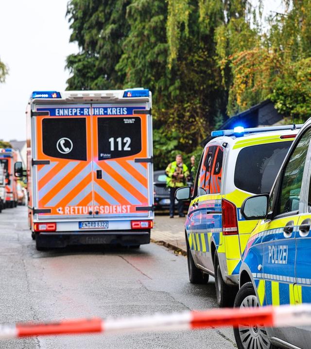 Herdecke: Ein Krankenwagen steht vor Einsatzwagen der Polizei auf einer Straße.