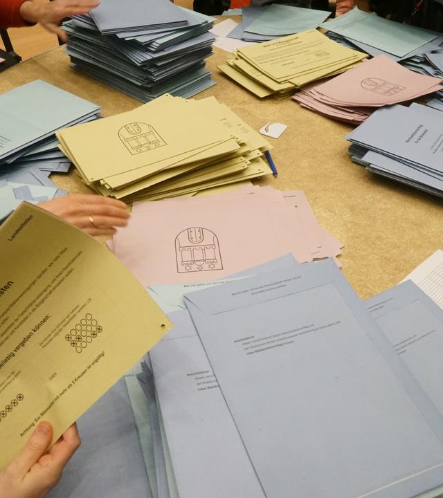 amburg Bürgerschaftswahl 2025: Auszählung der Briefwahlstimmen im CCH 