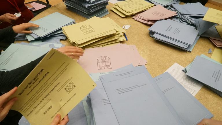 amburg Bürgerschaftswahl 2025: Auszählung der Briefwahlstimmen im CCH 