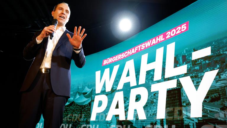 Hamburg: Dennis Thering, Spitzenkandidat zur Bürgerschaftswahl und Parteivorsitzender der CDU Hamburg, spricht bei der Wahlparty der Hamburger CDU im Kent-Club.