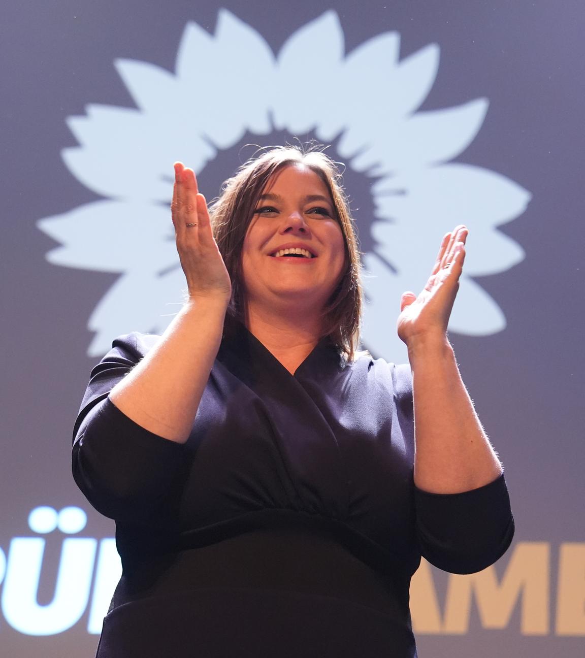 Hamburg: Katharina Fegebank (Bündnis 90/Die Grünen, M), Spitzenkandidatin zur Bürgerschaftswahl und Zweite Bürgermeisterin und Senatorin für Wissenschaft, Forschung und Gleichstellung, spricht nach der Prognose der Ergebnisse der Wahl zur Hamburger Bürgerschaft bei der Grünen-Wahlparty. In Hamburg wurde am Sonntag eine neue Bürgerschaft gewählt.